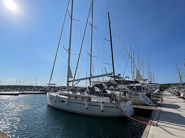Bavaria 37